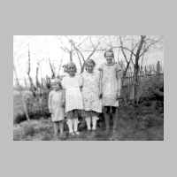 010-0002 Damerau im Fruehjahr 1944. Von links Hildegard, Betti, Kitti und Traute Birkhahn.jpg